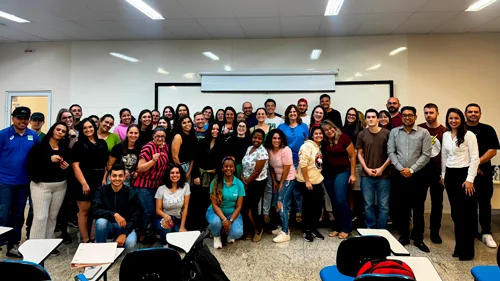 Alunos e profissionais reunidos na UNIFAAT