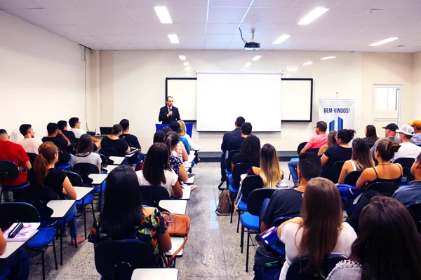 Professor ministrando aula para alunos da UNIFAAT