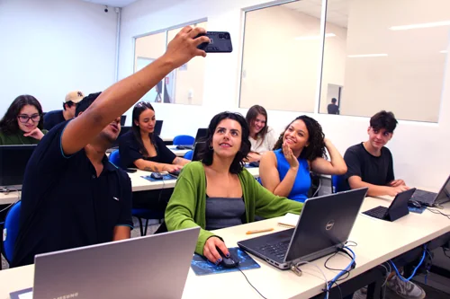 Alunos utilizando a infraestrutura tecnológica da UNIFAAT